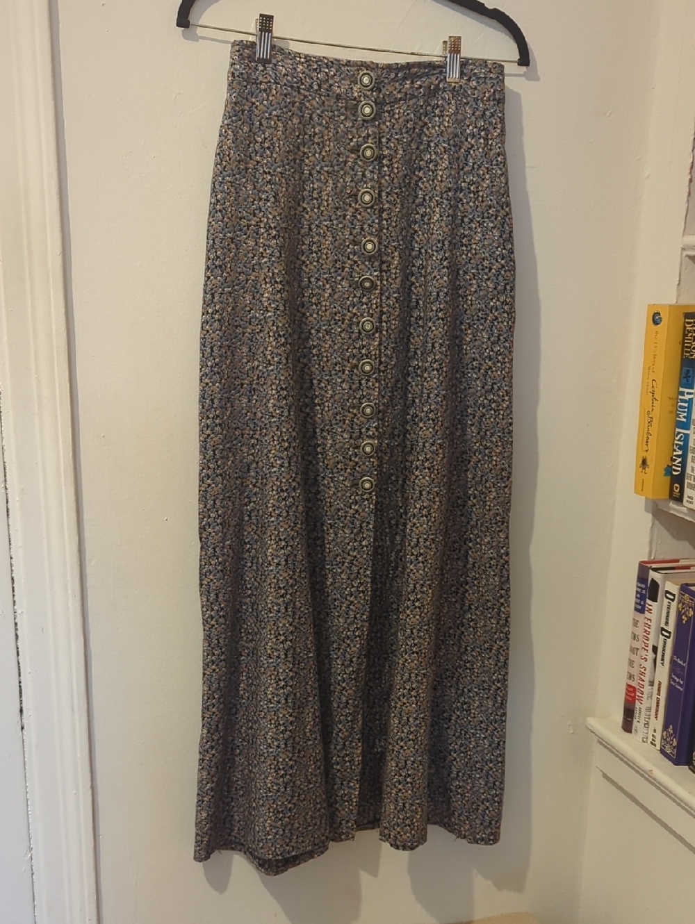 Button-Front Maxi Skirt in Grey-Blue Floral Size S